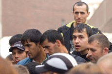 Долгострой в Московском районе освободили от проживающих в нем 450 незаконных мигрантов