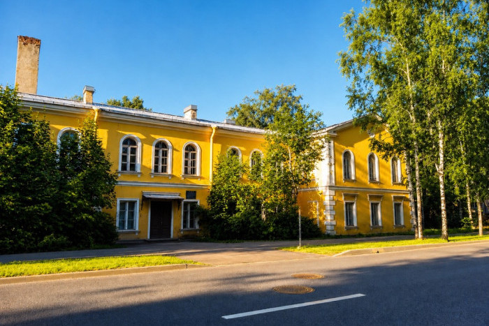 Историческое здание в Петергофе приспособят под современное использование