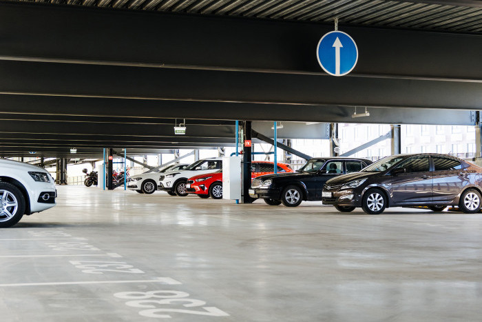 Машиноместа в подземном паркинге реализуются в ЖК "Живи! В Рыбацком!"