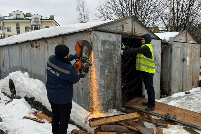 В Кировском районе сносят гаражи под строительство многоквартирного дома
