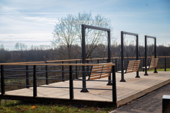 В Тосненском районе благоустроили набережную с шезлонгами