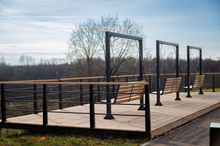 В Тосненском районе благоустроили набережную с шезлонгами